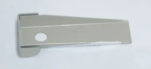 Befestigungsfuß aus Metall, lackiert in grauer Farbe, mit einer Öffnung und einer schrägen Unterseite, geeignet für Daikin Produkte.